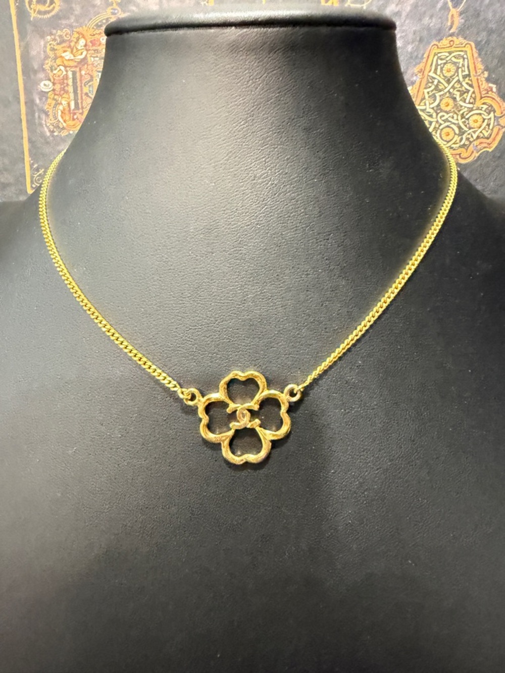 CHANEL 1983 Four Leaf Clover Cutout CC Logo Choker Necklace - Picture 2 of 7